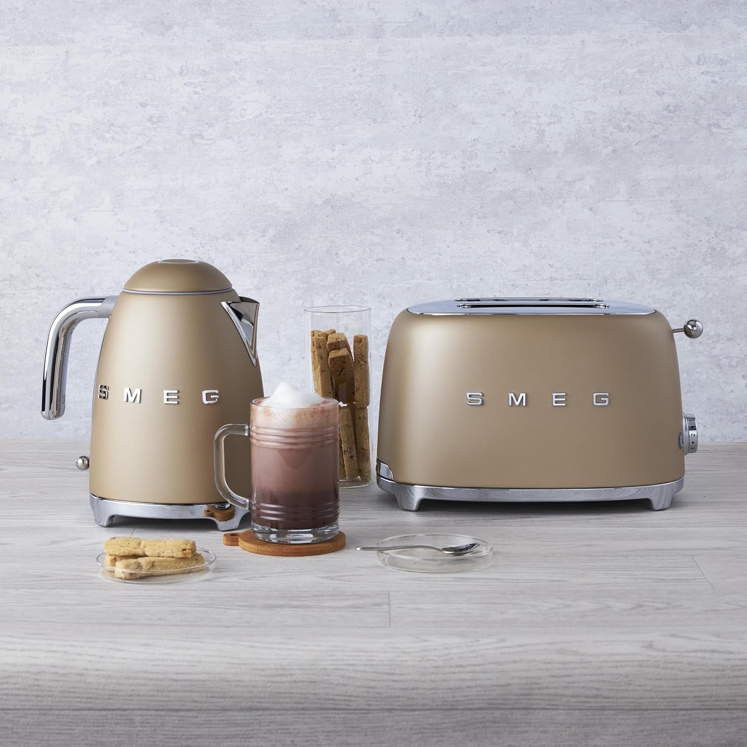 SMEG 2-Slice Toaster | Retro Luxury Toaster with 6 Presets & Defrost Function (Matte Champagne)