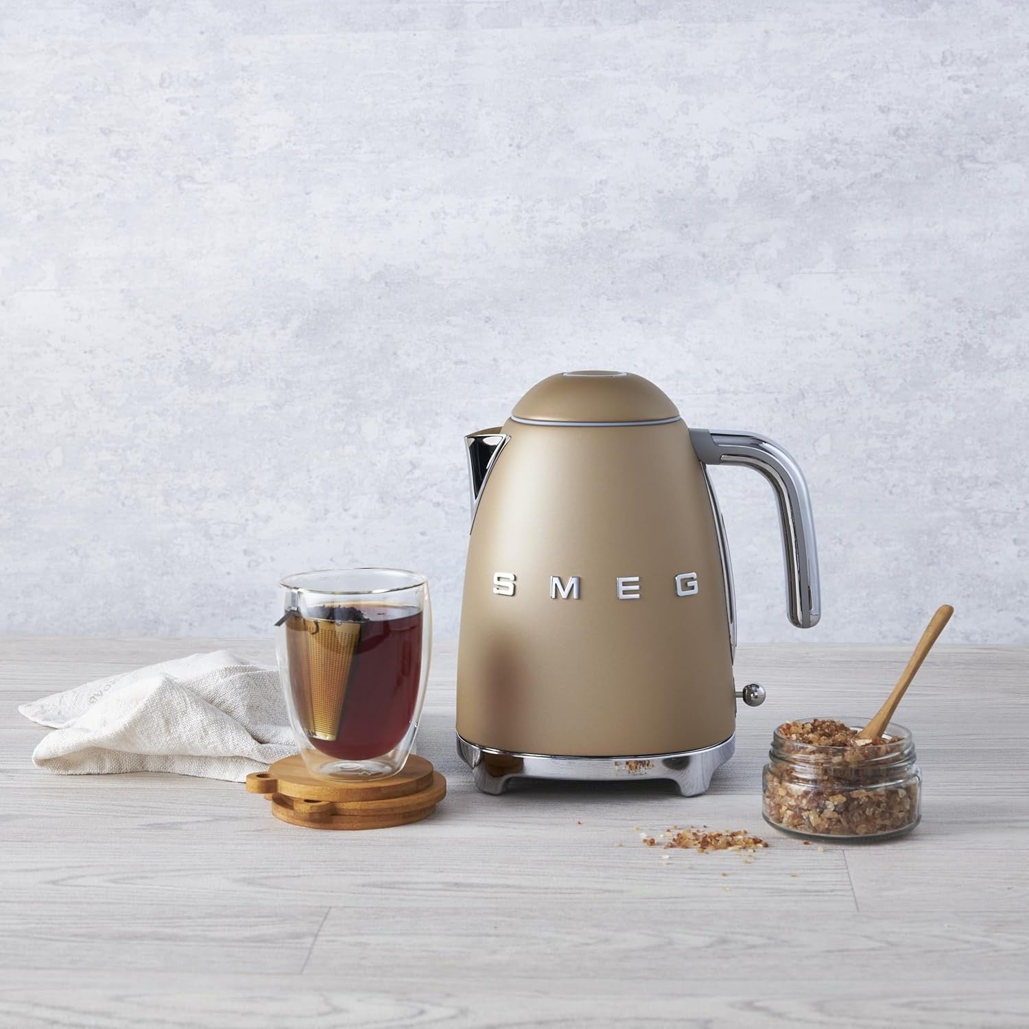 SMEG 50’s Retro Electric Kettle (7-Cup) | Luxury Water Kettle with Auto Shutoff (Matte Champagne)