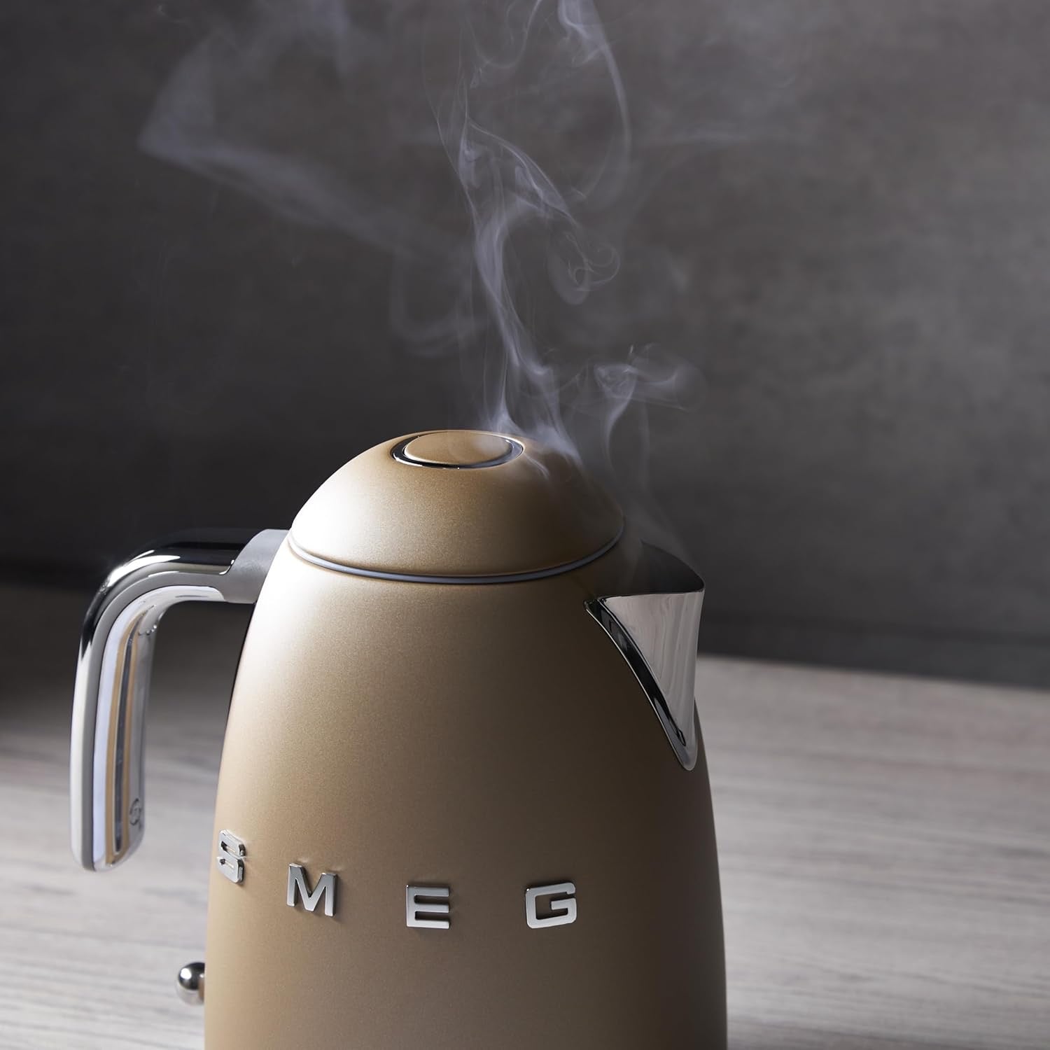 SMEG 50’s Retro Electric Kettle (7-Cup) | Luxury Water Kettle with Auto Shutoff (Matte Champagne)