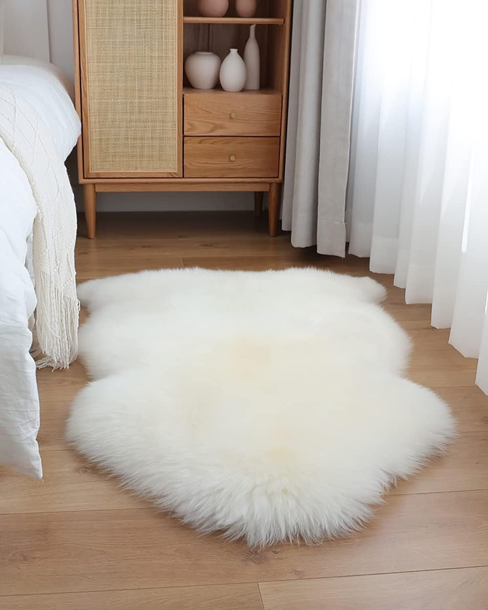 HUAHOO Genuine Australian Sheepskin Rug | Ivory 2' x 3' Natural Lambskin Accent Rug